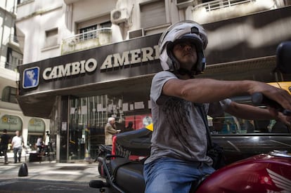 Un motociclista circula por la puerta de una de las casas de cambio más conocidas de Buenos Aires.