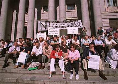 Sentada de investigadores, ayer, en la puerta del CSIC.