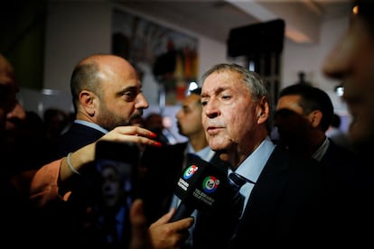 Juan Schiaretti al salir del debate del 8 de octubre, en Buenos Aires.