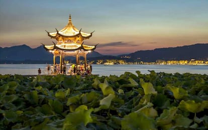 Vistas al Lago del Oeste en la ciudad china de Hangzhou.