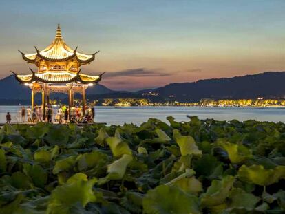 Vistas al Lago del Oeste en la ciudad china de Hangzhou.