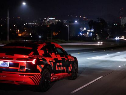 Digital Matrix LED: los faros de Audi que proyectan una 'alfombra de luz'