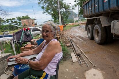 Dona Dalva Chrispino, de 82 anos, convive com o trânsito constante de caminhões na sua casa, hoje rodeada de lama. "Eu nunca deixei entrar ninguém nesta casa para saber quanto eu receberia por ela. Eu não quero sair. Não havia necessidade de acabar com a comunidade. Falta água, falta luz. Acabaram com os mercados que abasteciam a comunidade. Ai, se o pobre soubesse a força que ele tem...", relata a senhora.