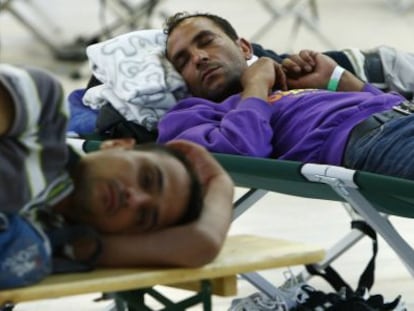 Migrantes descansan en un refugio temoporal en Alemania