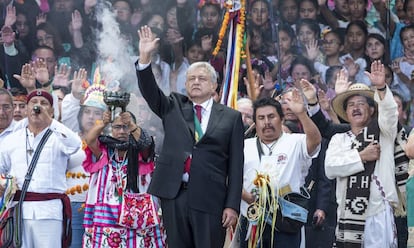 El presidente de México Andrés Manuel López Obrador recibió el Bastón de Mando por parte de los representantes de los pueblos originarios.