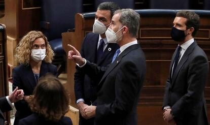 El rey Felipe VI conversa en el Congreso con el presidente del Gobierno, Pedro Sánchez, bajo la mirada de la presidenta de la Cámara Baja, Meritxell Batet, y el líder del Partido Popular, Pablo Casado, el pasado 23 de febrero.
 