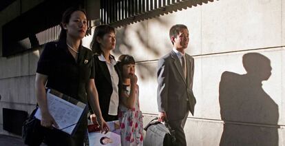 Familiares de v&iacute;ctimas de Falun Gong acuden en 2007 a declarar en la Audiencia Nacional.
