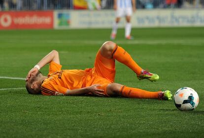Benzema en el suelo tras el choque con Cristiano, del que salió lesionado.