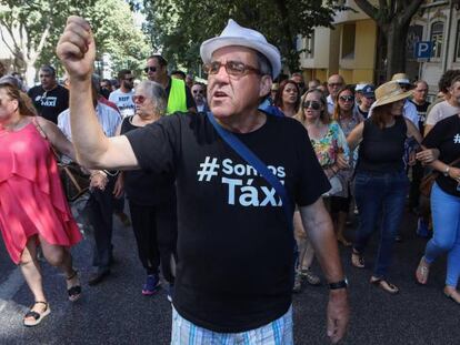 Manifestación de taxistas delante del parlamento.