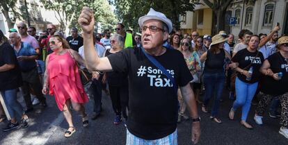 Manifestación de taxistas delante del parlamento.