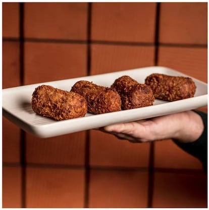 Croquetas de 'pollo a l’ast' (1.40 €, unidad; ración de 6 unidades, 8 €). El chef valenciano Richard Camarena no utiliza las habituales sobras con las que solemos elaborar el resto de mortales las croquetas. “Se preparan con 'pollos a l’ast' (torrados) exclusivamente para ellas. Se asan y se desmenuzan para la ocasión", nos dice. Su peculiar sabor te trasladará a alguna 'rôtisserie'.
<a href="http://www.centralbar.es/">Central Bar by Ricard Camarena.</a> Mercat Central, Plaza Ciudad de Brujas, s/n, Valencia.