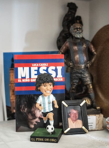 Parafernalia futbolera en su casa. 