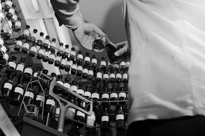 Un perfumista desarrollando un aroma que después será añadido a un jabón a mediados de los años cincuenta en Nueva Jersey.
