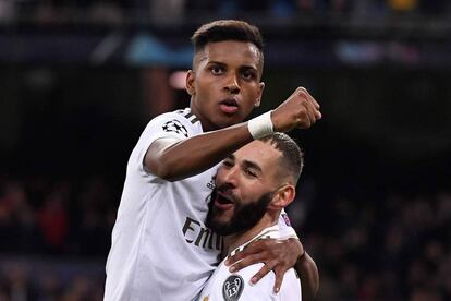 Rodrygo celebra junto a Benzema uno de sus tres goles