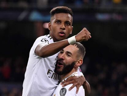 Rodrygo celebra junto a Benzema uno de sus tres goles