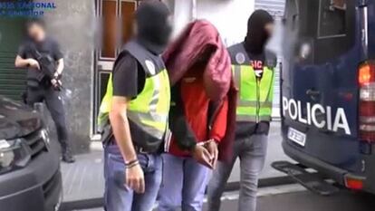 Imatge d'una operació de la Policia Nacional contra un gihadista a Barcelona.