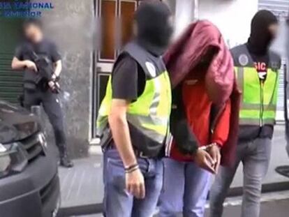 Imatge d'una operació de la Policia Nacional contra un gihadista a Barcelona.