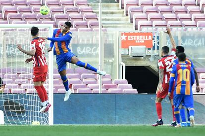 Araujo trata de rematar ante la portería del Atlético.