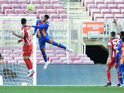 Araujo trata de rematar ante la portería del Atlético.