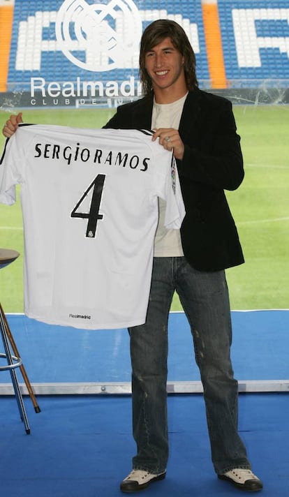 Un Sergio Ramos de 19 años es presentado como jugador del Real Madrid en un acto celebrado en el Santiago Bernabéu, el 8 de septiembre de 2005, tras ser fichado del Sevilla por 27 millones de euros el último día de aquel mercado de verano. Fue el primer fichaje español de Florentino Pérez después de cinco años como presidente.