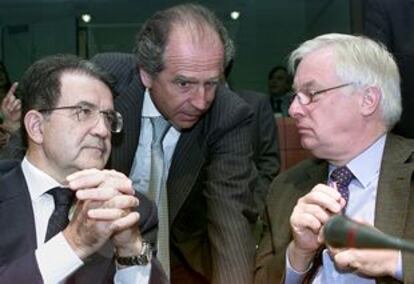 El presidente de la Comisión Europea, Romano Prodi, el secretario de Estado español para Asuntos Europeos, Ramón de Miguel y el comisario de Relaciones Exteriores, Chris Patten.