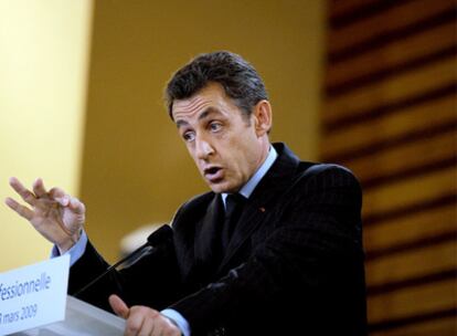 El presidente francés, Nicolas Sarkozy, pronuncia un discurso ayer en Alixan, centro de Francia.