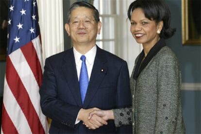 Condoleezza Rice saluda al ministro japonés de Exteriores, Nobutaka Machimura, en la sede del Departamento de Estado.