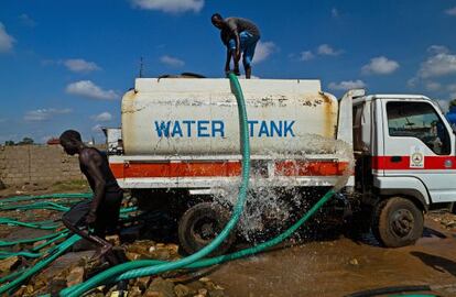 Un cami&oacute;n cisterna extrae agua del r&iacute;o Nilo en Juba (Sud&aacute;n del Sur). 