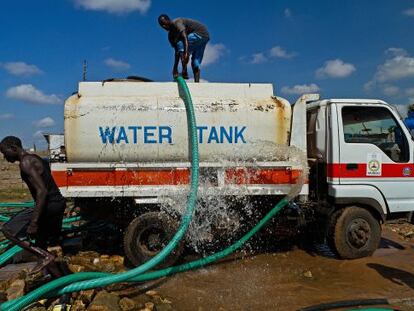 Un cami&oacute;n cisterna extrae agua del r&iacute;o Nilo en Juba (Sud&aacute;n del Sur). 