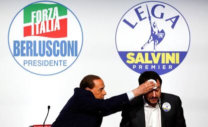 El líder de Forza Italia, Silvio Berlusconi (izq.) con el líder de la Liga Norte, Matteo Salvini (der.) en Roma (Italia) este jueves 1 de marzo.