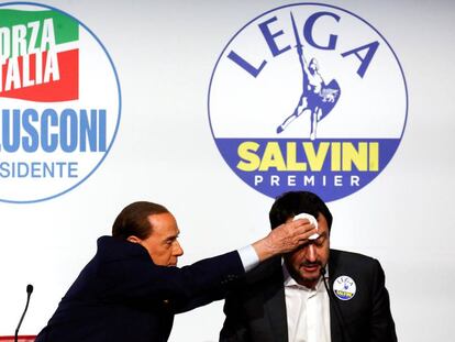 El líder de Forza Italia, Silvio Berlusconi (izq.) con el líder de la Liga Norte, Matteo Salvini (der.) en Roma (Italia) este jueves 1 de marzo.