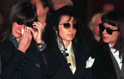 Allegra Gucci (izquierda) y Alessandra Gucci (derecha) junto a su madre Patrizia Reggiani Martinelli (centro) en el funeral de Maurizio Gucci en Milán en 1995.