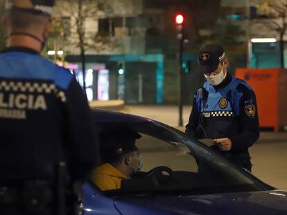 Control policial durante el toque de queda en Terrassa (Barcelona), esta madrugada.