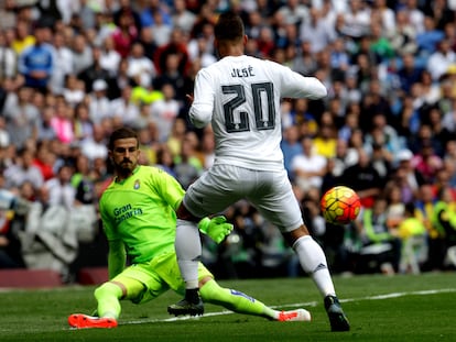 El jugador del Real Madrid, Jesé consigue batir al portero de Las Palmas, Javi Varas, marcando el tercer tanto del equipo blanco.