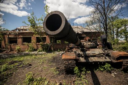 Fotografía tomada el domingo de un tanque abandonado en Mala Rohan, próxima a Járkov, en el noreste de Ucrania. Mala Rohan es una de las aldeas liberadas por el Ejército del país, en la que los pocos vecinos que quedan intentan rehacer su día a día pese a la guerra, aunque aún se escuchan explosiones a lo lejos.