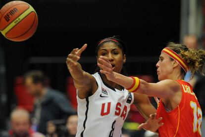 Amaya Valdemoro presiona a McCoughtry.