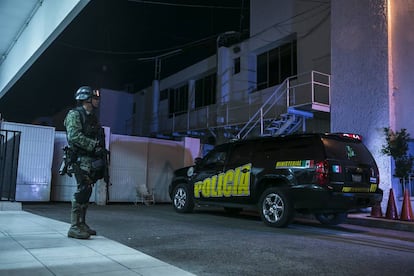 Un militar resguarda las instalaciones de la Policía ministerial en Sinaloa en octubre pasado.