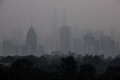 Vista general de Kuala Lumpur (Malasia), cubierta por una neblina tóxica procedente de los incendios que afectan a las proximidades de la capital.