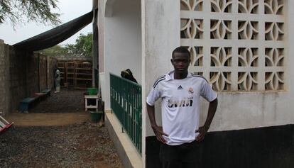 Umaru tiene 20 años y ha sobrevivido al ébola tras estar ingresado en el centro de tratamiento de MSF en Freetown (Sierra Leona).