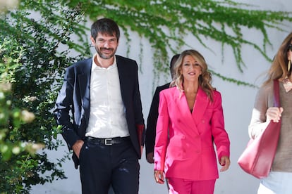 La vicepresidenta segunda y ministra de Trabajo y Economía Social, Yolanda Díaz, junto al ministro de Cultura, Ernest Urtasun, a su llegada al acto, hoy en Madrid.