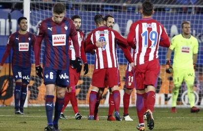 Los jugadores del Atlético celebran uno de los goles.