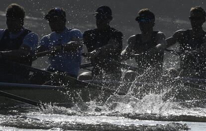 El equipo de la regata de la Universidad de Oxford se entrena en el río Támesis antes de la carrera de este año en Londres, Reino Unido.