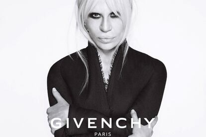 Donatella Versace posa para Givenchy en su campaña otoño-invierno 2015/2016. Hace unos meses nos enteramos de que la diseñadora no tenía ningún reparo en posar para la competencia. Ahora por fin salen a la luz las imágenes en las que la italiana se convierte en imagen de la marca de su amigo Riccardo Tisci. Otras caras conocidas como Mariacarla Boscono o Candice Swanepoel también se cuelan en la campaña.