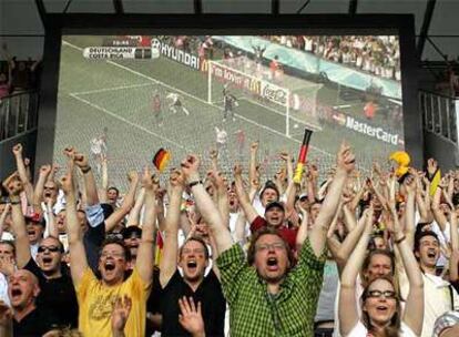 Aficionados alemanes celebran el segundo gol ante Costa Rica en el Mundial de Alemania de 2006.