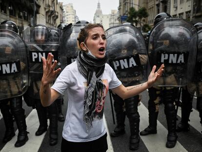 Una manifestante reacciona frente agentes de la Policía Nacional Argentina, desplegados para contener la protesta, este miércoles.