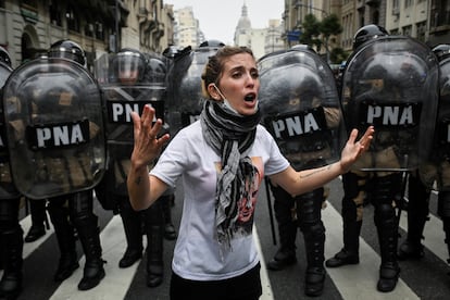 Una manifestante reacciona frente agentes de la Policía Nacional Argentina, desplegados para contener la protesta, este miércoles.