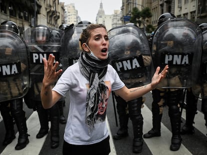 Una manifestante reacciona frente agentes de la Policía Nacional Argentina, desplegados para contener la protesta, este miércoles.