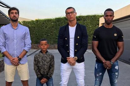 Esta es la foto que ha publicado Ronaldo antes de conocerse la acusación de la fiscalía. Con su hijo y dos amigos. "Os quatro mosqueteiros", escribe el portugués.