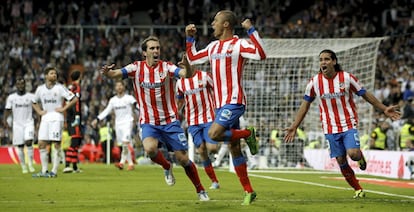 Los jugadores del Atletico de Madrid celebran el 1 a 2.