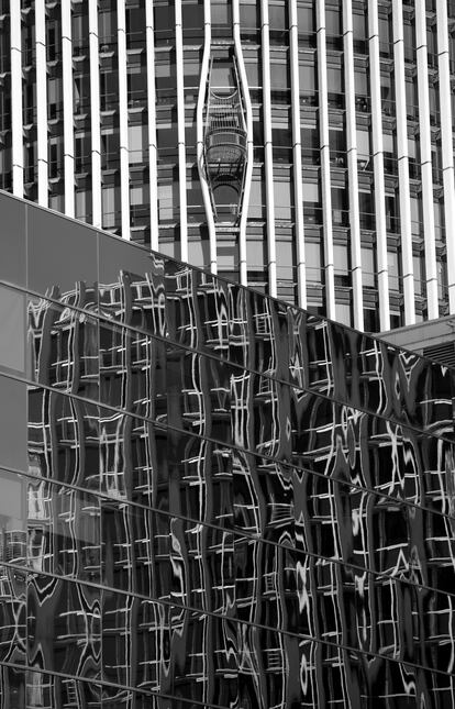 Detalle de las fachadas y reflejos de los rascacielos de oficinas de la Castellana. Arriba, el edificio Torre Europa.